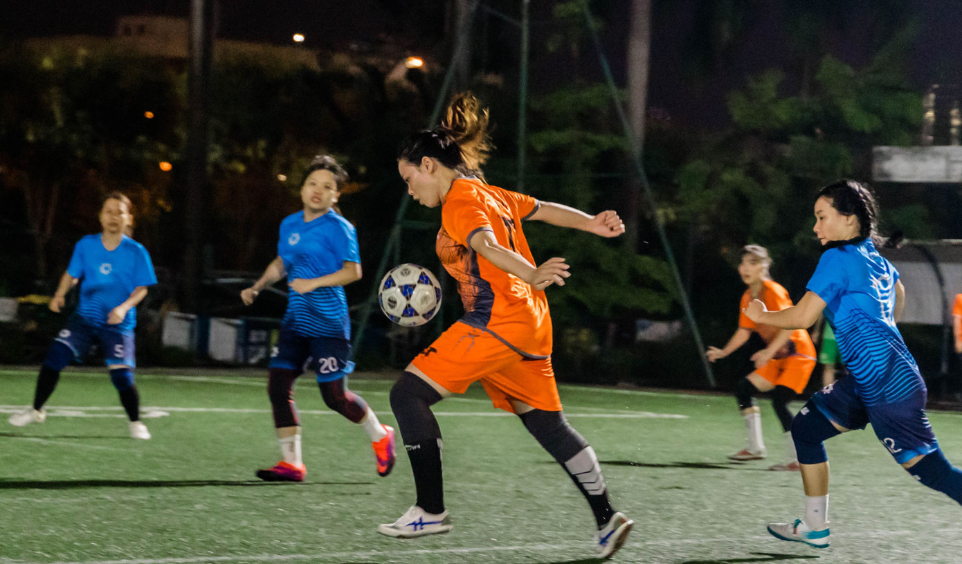 Các nữ cầu thủ dân công nghệ thông tin Đà Nẵng tranh tài tại giải đấu.