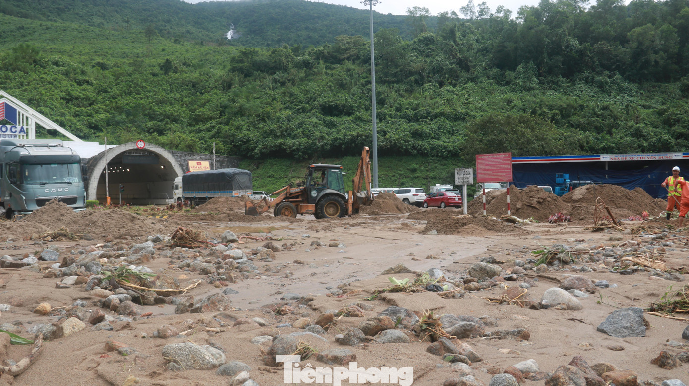 Công việc khắc phục đang tiến hành hết sức khẩn trương. Ảnh: Nguyễn Thành