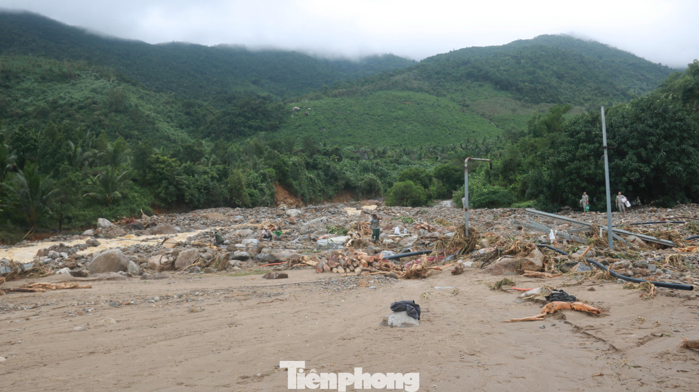 Hiện trường đất đá từ núi Hải Vân sạt lở xuống rất khủng khiếp. Ảnh: Nguyễn Thành
