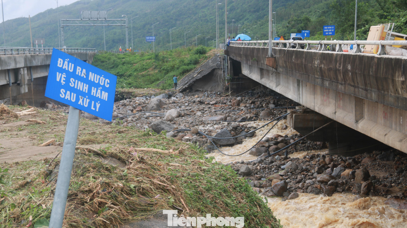 Một mố cầu dẫn lên hầm Hải Vân bị nước lũ làm hư hỏng nặng. Ảnh: Nguyễn Thành