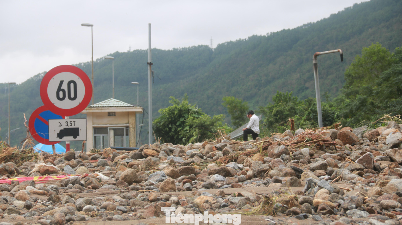 Đây là trận sạt lở kinh hoàng, rất may không có thương vong về người. Ảnh: Nguyễn Thành
