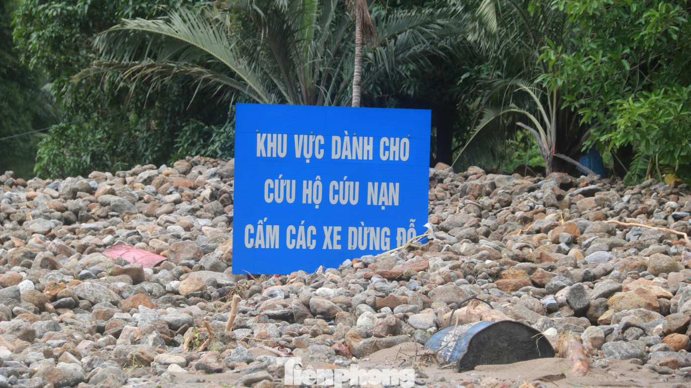 Võ Ngọc Trung - Phó Tổng Giám đốc Công ty CP Đầu tư hạ tầng giao thông Đèo Cả, đơn vị quản lý vận hành hầm Hải Vân: Từ 1h sáng ngày 15/10, đơn vị bắt đầu huy động lực lượng khắc phục sự cố. Đến khoảng 6h cùng ngày đã thông được hầm số 2. Ảnh: Nguyễn Thành