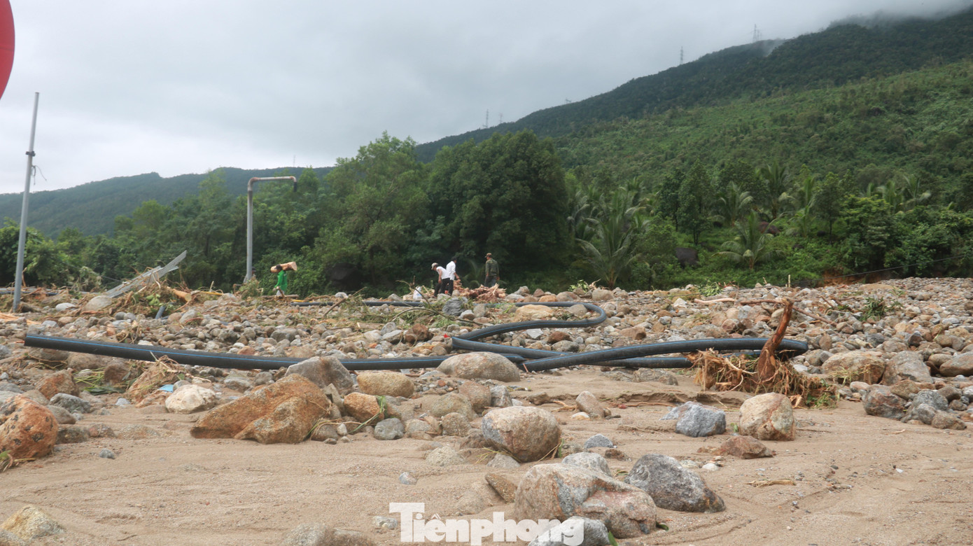 Diện tích sạt lở rộng với khối lượng đất đá lên đến hàng ngàn mét khối. Ảnh: Nguyễn Thành