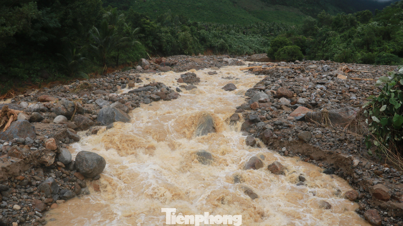Nước từ núi Hải Vân tiếp tục chảy xối xả xuống, tiềm ẩn nguy cơ sạt lở sẽ tiếp tục xảy ra nếu có mưa lớn. Ảnh: Nguyễn Thành
