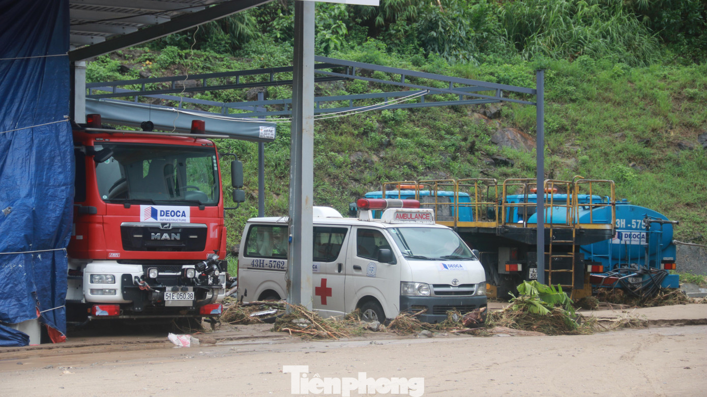Phương tiện phục vụ công tác cứu hộ cứu nạn của hầm Hải Vân bị đất, bùn chắn lối.