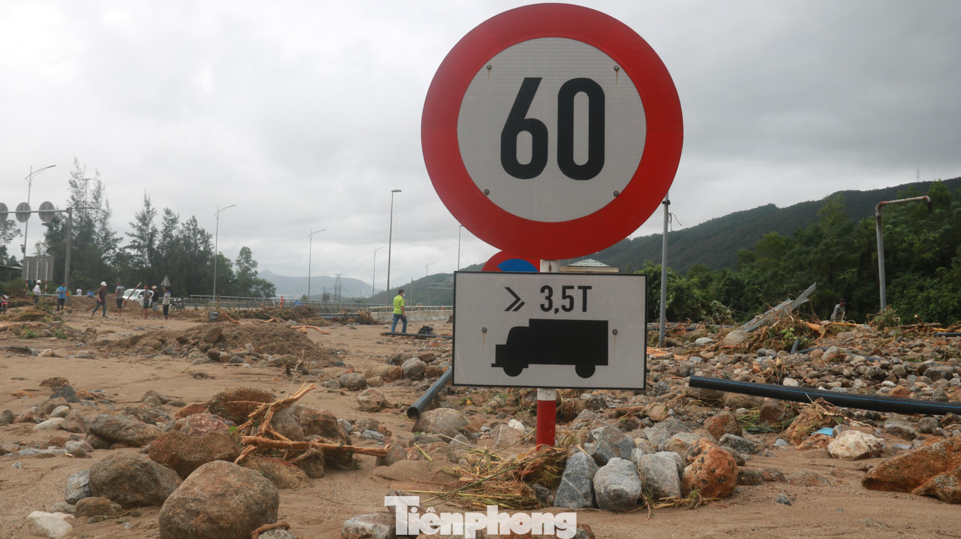 Đất đá chảy xuống với một khối lượng rất lớn khiến việc khắc phục hết sức khó khăn.