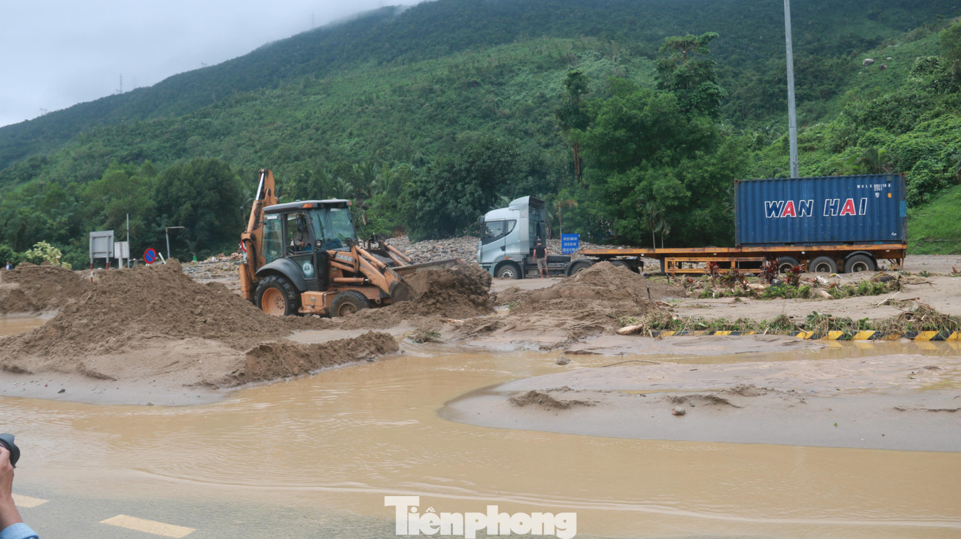 Lực lượng chức năng và Công ty CP Đầu tư hạ tầng giao thông Đèo Cả (đơn vị quản lý vận hành hầm Hải Vân) đã huy động phương tiện, máy xúc cùng hàng trăm nhân công tiến hành khắc phục sự cố. Ảnh: Nguyễn Thành
