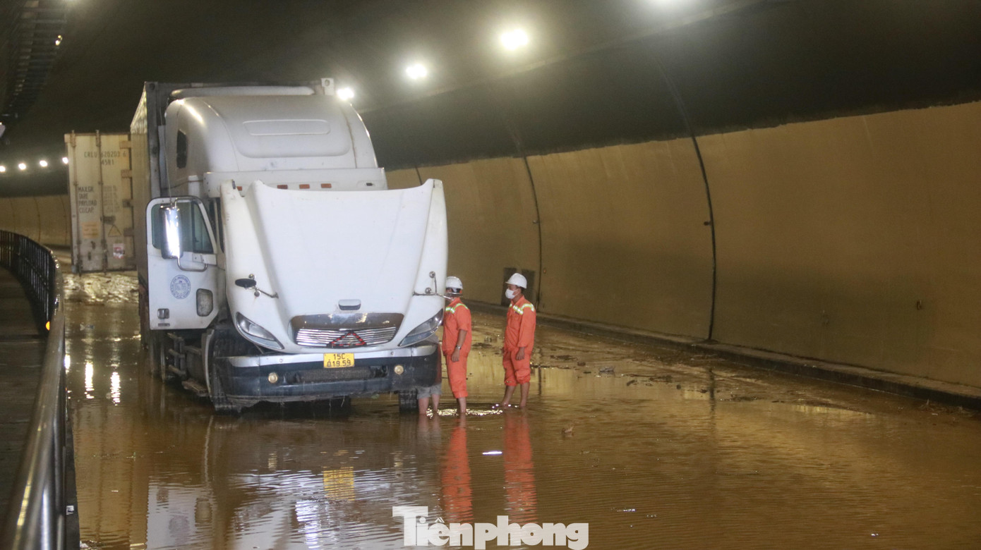 Bên trong hầm số nước, bùn đất còn ngập sâu nên phải tạm cấm phương tiện qua hầm. Trong ảnh một xe chết máy đang được lực lượng cứu hộ xử lý sự cố. Ảnh: Nguyễn Thành