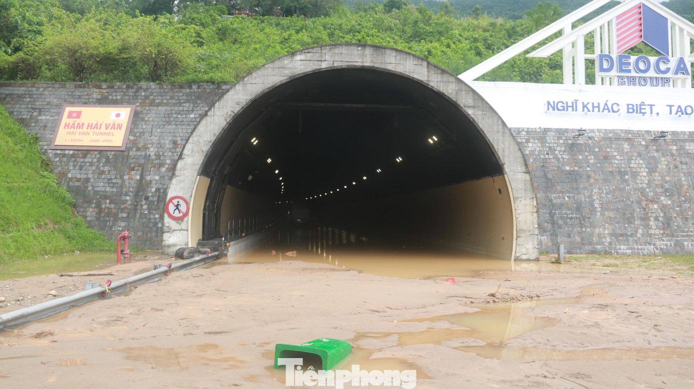 Miệng hầm Hải Vân số 1 đang bị ngập nước, đầy bùn đất. Ảnh: Nguyễn Thành