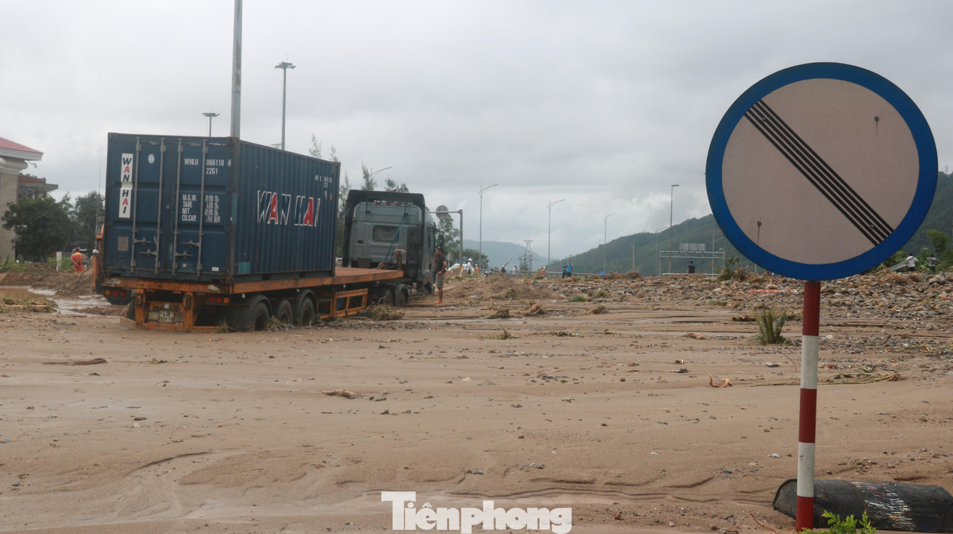 Sự cố sạt lở khiến tuyến giao thông huyết mạch miền trung bị ách tắc. Các phương tiện phải di chuyển đường đèo. Ảnh: Nguyễn Thành