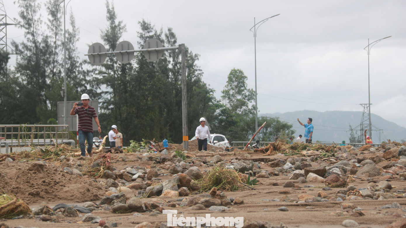 Ông Trung cho biết: dự kiến đến khoảng 16h chiều nay sẽ thông được hầm số 1. Ảnh: Nguyễn Thành