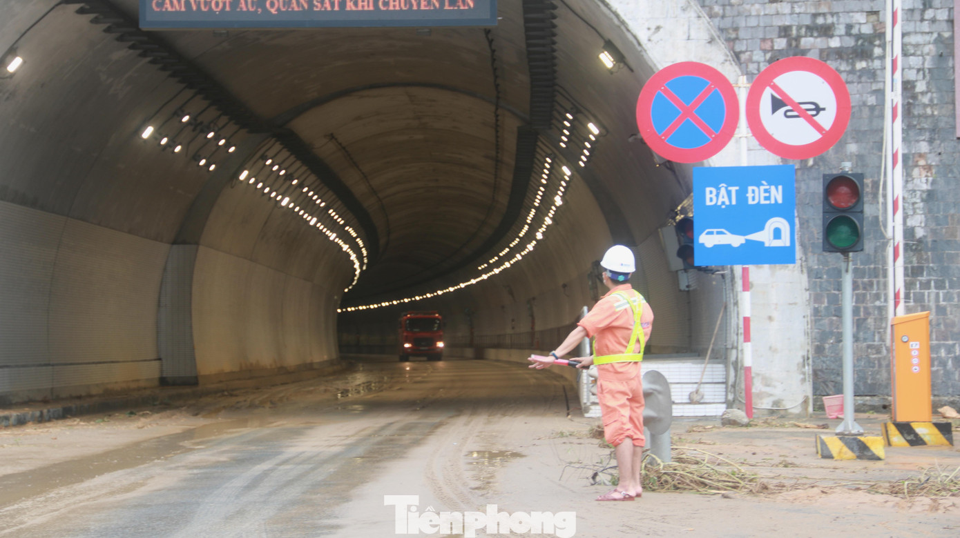 Đơn vị vận hành bố trí lực lượng điều tiết giao thông ở miệng hầm số 2 sau khi đã thông. Ảnh: Nguyễn Thành