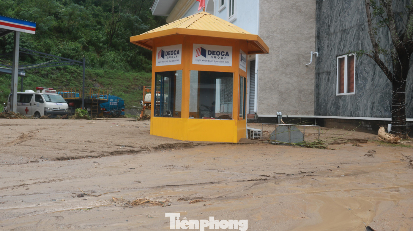 Nhà điều hành của hầm Hải Vân nhiều hạng mục bị đất, bùn bồi lấp.