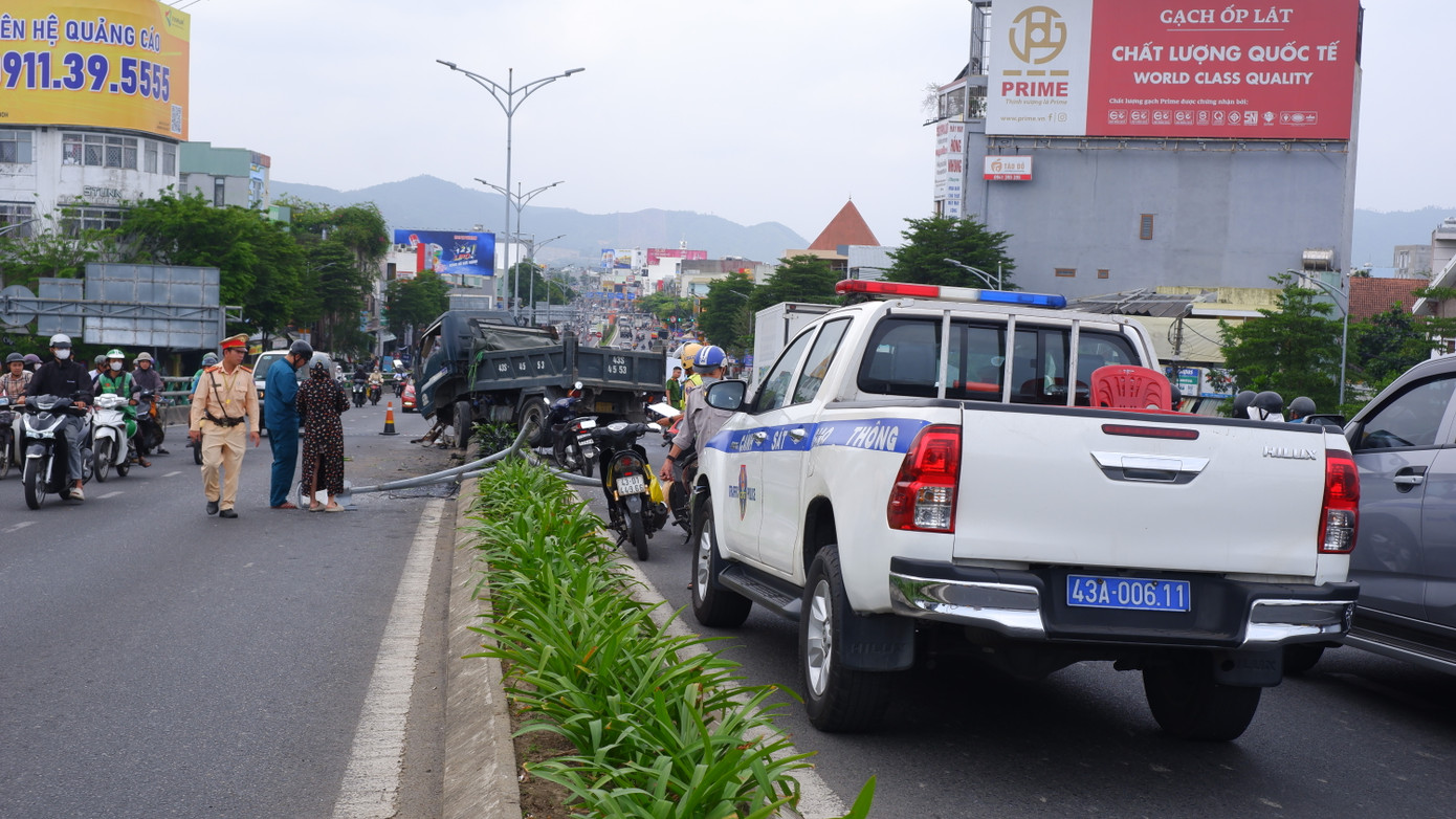 Nhận được tin, lực lượng cảnh sát giao thông, Công an TP Đà Nẵng có mặt tại hiện trường để điều tiết giao thông, điều tra nguyên nhân vụ tai nạn.