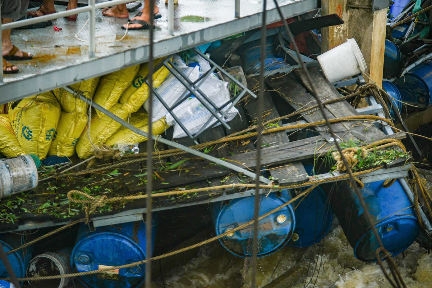 Theo người dân, số lồng cá này là của ông Đặng Ngọc Phi Long (Đại Hiệp, Đại Lộc, Quảng Nam) bị lũ cuốn trôi và dạt vào chân đập dâng An Trạch. Khoảng 50 tấn cá của hộ dân này bị mất sạch. Theo người dân, số lồng cá này là của ông Đặng Ngọc Phi Long (Đại Hiệp, Đại Lộc, Quảng Nam) bị lũ cuốn trôi và dạt vào chân đập dâng An Trạch. Khoảng 50 tấn cá của hộ dân này bị mất sạch.