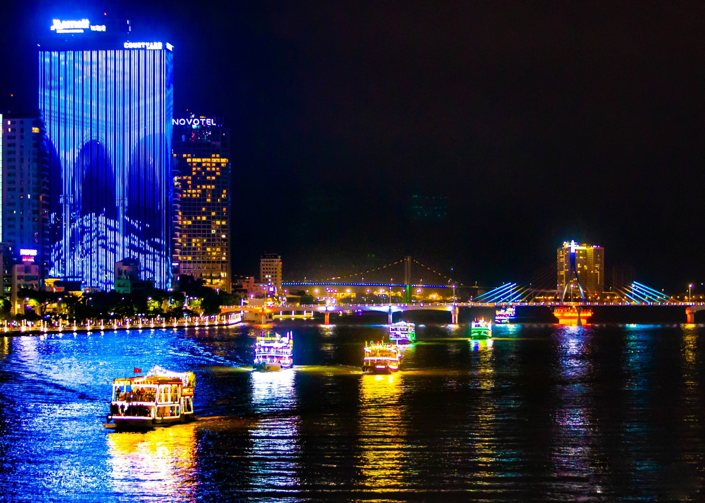 Sông Hàn lung linh huyền ảo trong đêm cuối cùng của năm 2023.