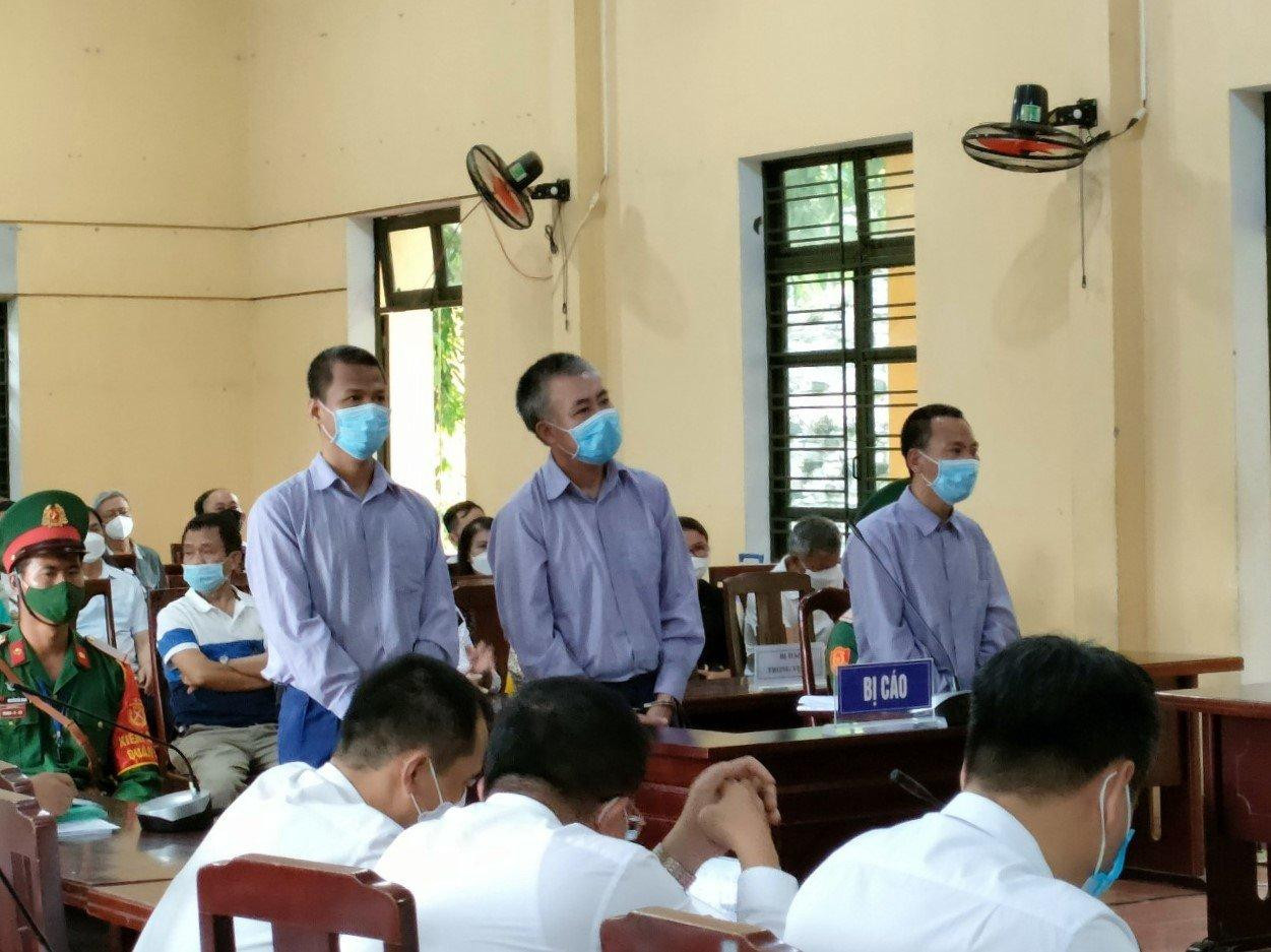 Các bị cáo tại phiên toà. Các bị cáo tại phiên toà.