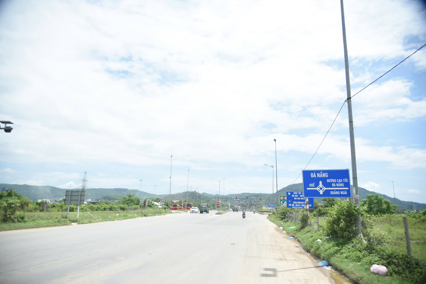 Dự án sẽ đầu tư xây dựng hoàn thiện nút giao khác mức liên thông trên nguyên tắc tận dụng tối đa phần tuyến đã được đầu tư xây dựng của dự án đường cao tốc Đà Nẵng - Quảng Ngãi.