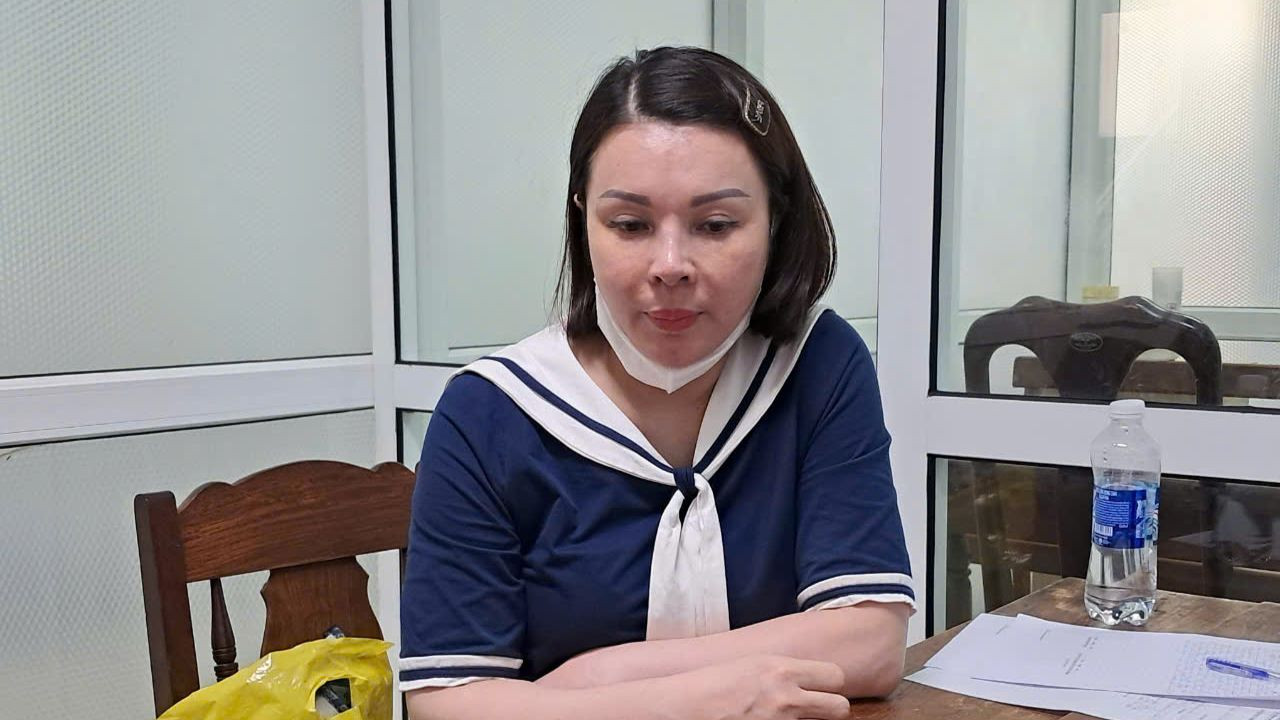 Lê Thị Thư tại cơ quan Công an. Lê Thị Thư tại cơ quan Công an.