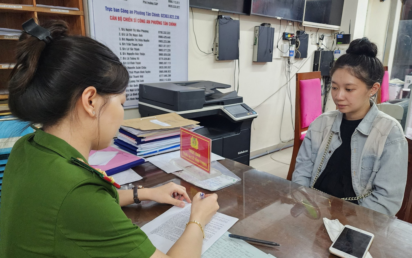 Trần Yến Như tại cơ quan công an