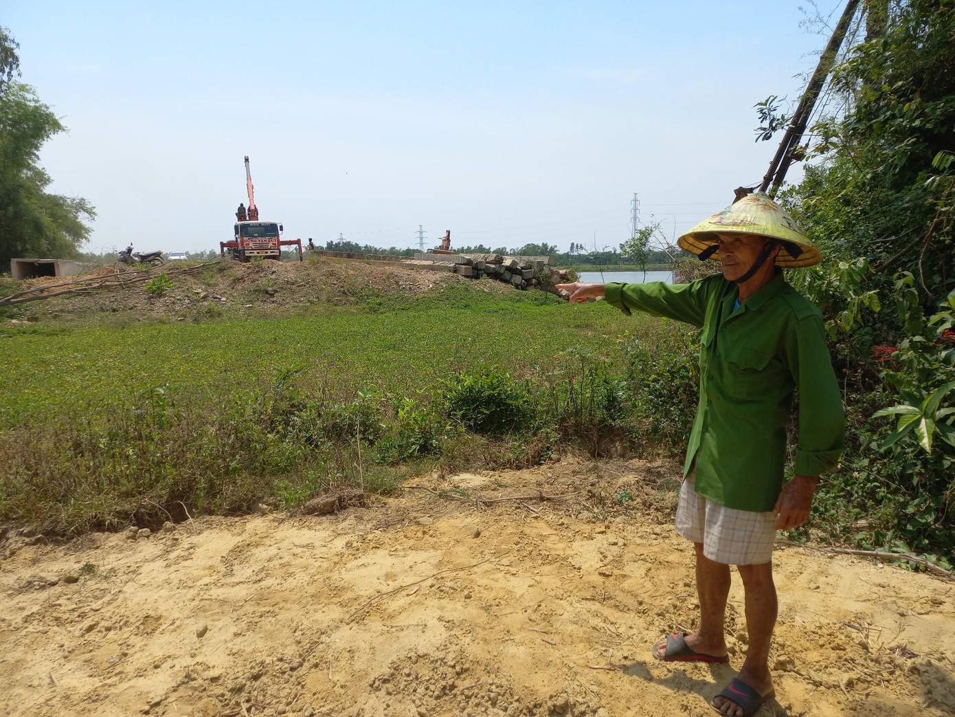 Gia đình ông Nguyễn Hoàng Sinh (70 tuổi, trú tổ 8 phường Hòa Thọ Tây, quận Cẩm Lệ) có hơn 1.900m2 đất nằm trong phạm vi dự án đi qua. Ngoài tiền bồi thường theo giá nhà nước, gia đình ông được thông báo bố trí 6 lô đất tái định cư đường 5,5m ở khu vực Hoà Xuân. Tuy nhiên, gia đình ông chưa đồng tình vì diện tích đó chưa được 1/2 diện tích đất gia đình ông sẽ mất. Ông Sinh mong muốn được bố trí 9 lô đất và tái định cư tại chỗ thì mới đồng ý bàn giao mặt bằng. Gia đình ông Nguyễn Hoàng Sinh (70 tuổi, trú tổ 8 phường Hòa Thọ Tây, quận Cẩm Lệ) có hơn 1.900m2 đất nằm trong phạm vi dự án đi qua. Ngoài tiền bồi thường theo giá nhà nước, gia đình ông được thông báo bố trí 6 lô đất tái định cư đường 5,5m ở khu vực Hoà Xuân. Tuy nhiên, gia đình ông chưa đồng tình vì diện tích đó chưa được 1/2 diện tích đất gia đình ông sẽ mất. Ông Sinh mong muốn được bố trí 9 lô đất và tái định cư tại chỗ thì mới đồng ý bàn giao mặt bằng.