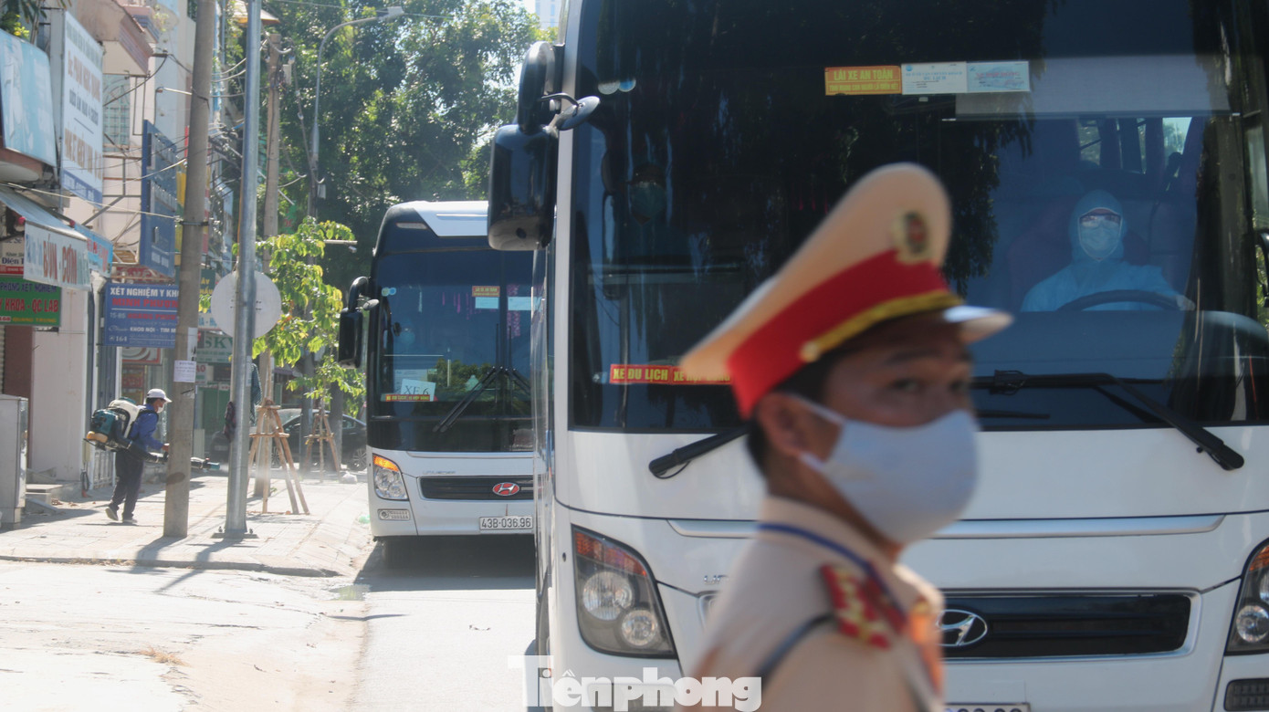 Vận chuyển bệnh nhân COVID-19 tại Đà Nẵng năm 2020.