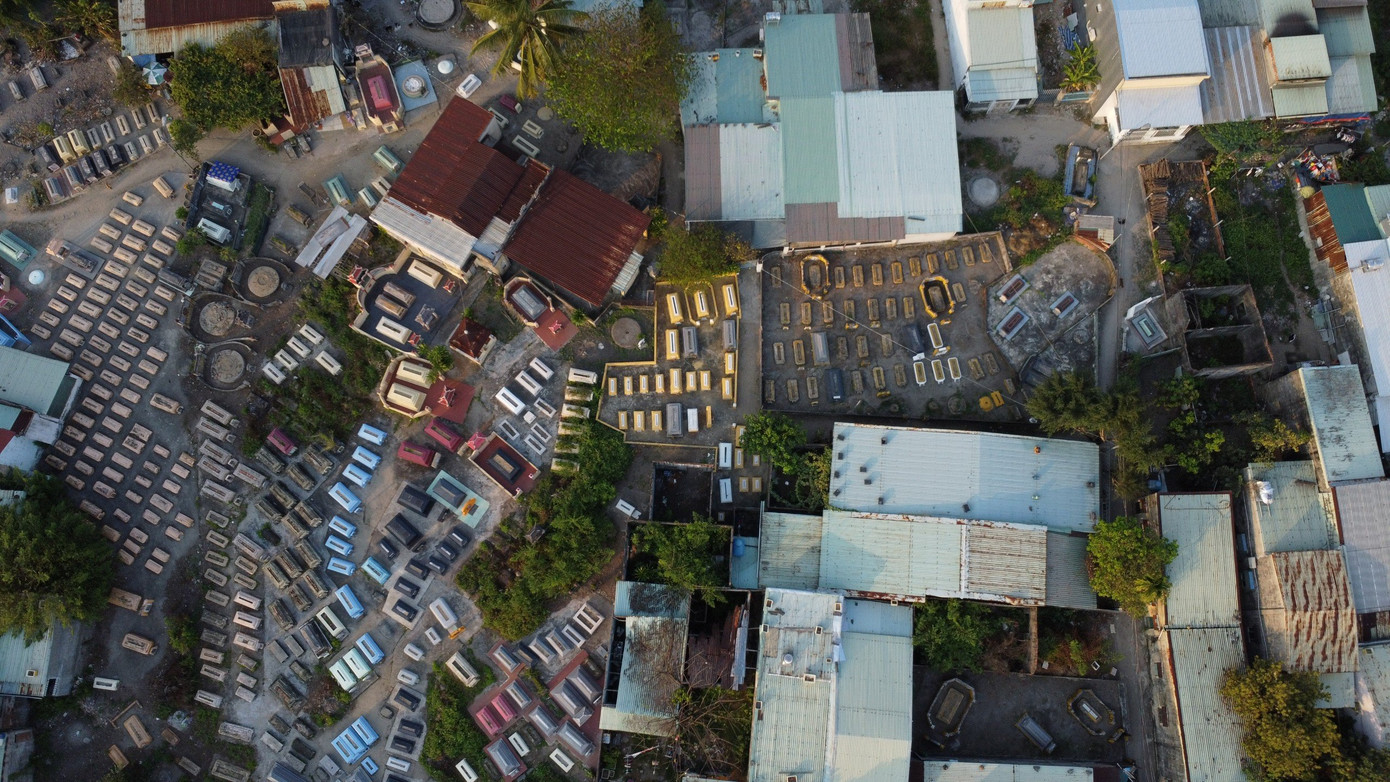 Gần 2.000 ngôi mộ xen lẫn khu dân cư ở Hòa Khánh Nam. Gần 2.000 ngôi mộ xen lẫn khu dân cư ở Hòa Khánh Nam.