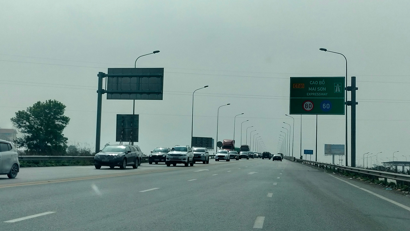 Trong khi đó, trên các tuyến cao tốc từ Ninh Bình vào các tỉnh miền Trung đông đúc phương tiện.