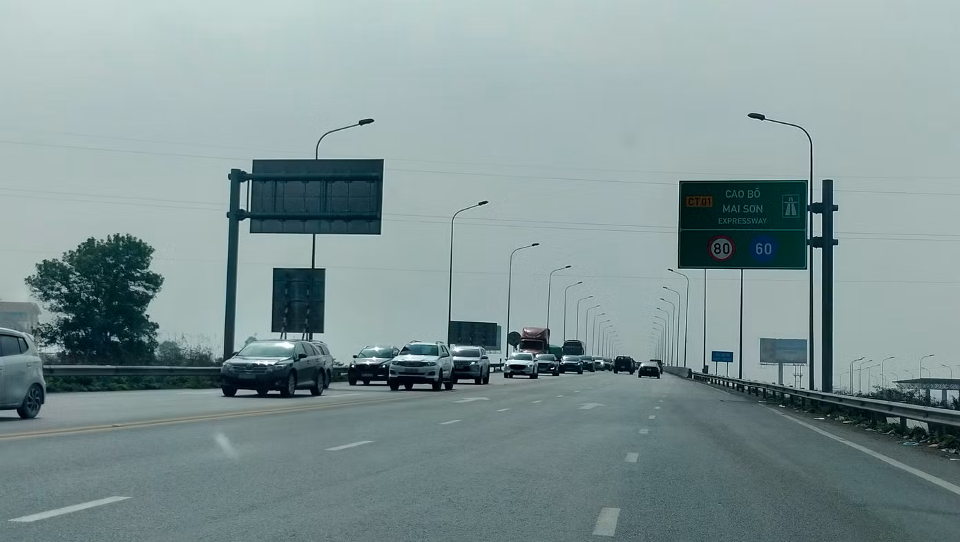 Trong khi đó, trên các tuyến cao tốc từ Ninh Bình vào các tỉnh miền Trung đông đúc phương tiện.
