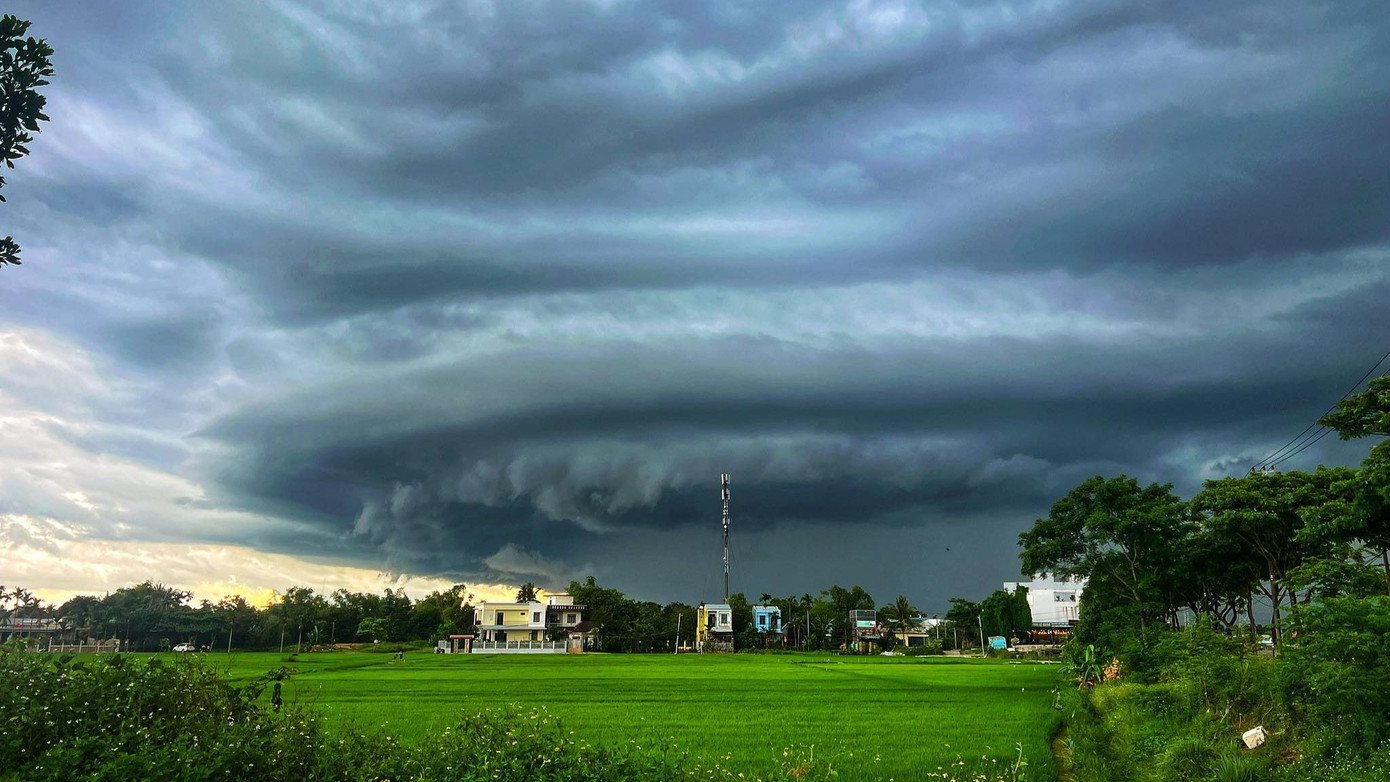 Cảnh mây đen kéo phủ kín trời Đà Nẵng trước một trận mưa dông. Cảnh mây đen kéo phủ kín trời Đà Nẵng trước một trận mưa dông.