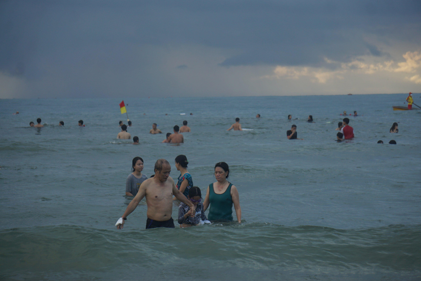 Để đảm bảo và hạn chế tập trung đông người, phòng chống dịch COVID-19, TP Đà Nẵng cho phép người dân tắm biển trở lại nhưng phải tắm theo khung giờ. Để đảm bảo và hạn chế tập trung đông người, phòng chống dịch COVID-19, TP Đà Nẵng cho phép người dân tắm biển trở lại nhưng phải tắm theo khung giờ.