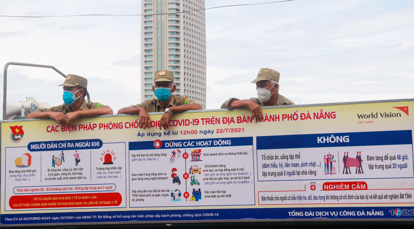Lực lượng làm nhiệm vụ phòng chống dịch được ra ngoài trong những ngày Đà Nẵng "đóng cửa".