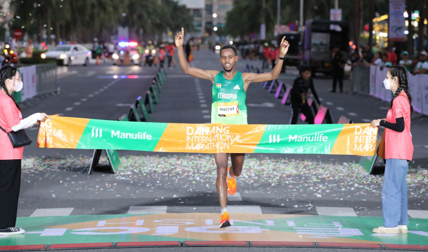 VĐV người Ethiopia, Takele Ebisa, giành chức vô địch với thành tích 2:26:11