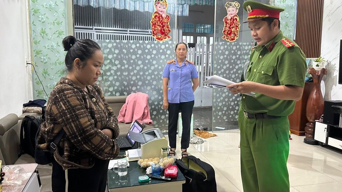 Công an thực hiện lệnh bắt Nguyễn Thị Khánh Vân.