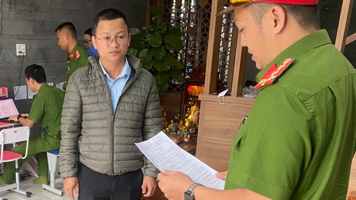 Tống đạt quyết định đối với Phan Văn Tiến Tống đạt quyết định đối với Phan Văn Tiến