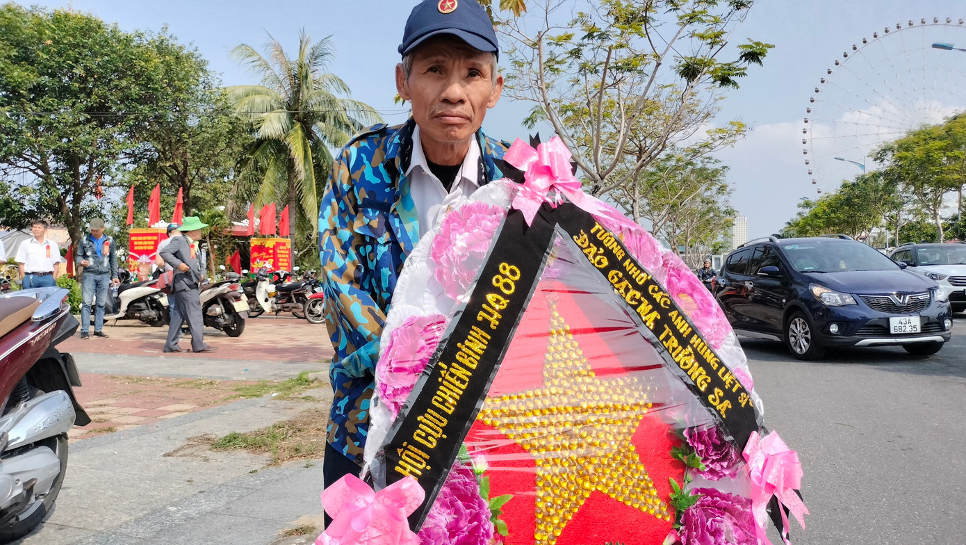 Ông Đỗ Phú Quý (58 tuổi, phường Tam Thuận, quận Thanh Khê) cựu bộ đội Trường Sa từng tham gia chiến dịch Chủ quyền 1988 bên vòng hoa tưởng nhớ đến viếng đồng đội hy sinh 35 năm về trước.