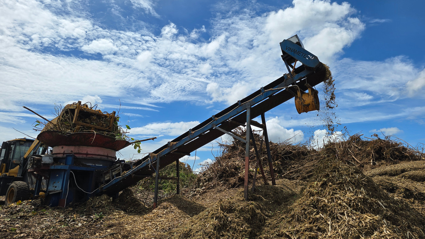 Hiện nay, tại khu vực này vẫn còn diện tích khoảng 2 ha để tiếp tục tập kết tạm và xử lý nhanh cành, lá cây nếu có mưa bão xảy ra trên địa bàn. &quot;Trước mắt công ty tập trung băm, xay nhỏ cành cây tại bãi tập kết, còn việc xử lý tiếp theo phải chờ ý kiến của lãnh đạo cấp trên&quot;, một lãnh đạo Công ty Công viên - Cây xanh Đà Nẵng cho biết.