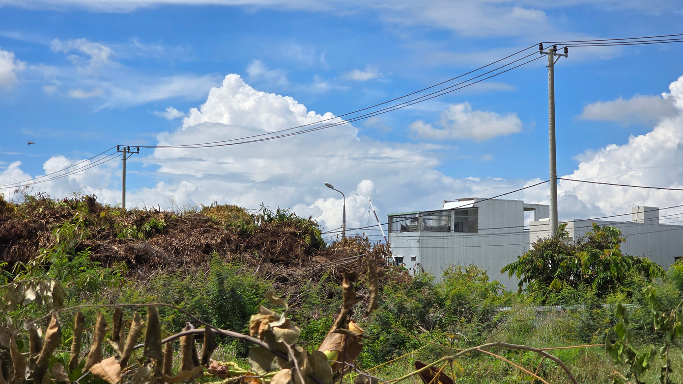 Bãi tập kết ngay cạnh khu dân cư lại nằm ngay dưới đường máy bay hạ cánh, tiềm ẩn nguy cơ mất an toàn hàng không khi xảy ra cháy nổ. Thời tiết mưa gây ẩm thấp khiến ruồi muỗi phát sinh, mất vệ sinh môi trường, ảnh hưởng đến người dân xung quanh.