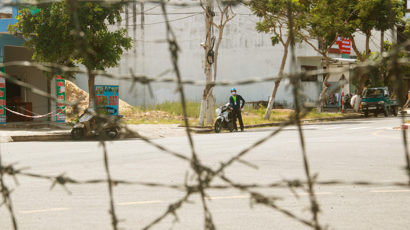 Hàng rào thép gai được dựng lên trên đường Chu Huy Mân thuộc địa phận phường Nại Hiên Đông.