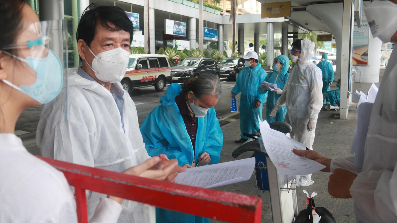 Đối với người chưa tiêm hoặc tiêm chưa đủ liều vắc xin, sẽ cách ly tập trung đủ 14 ngày tại khách sạn cách ly có thu phí, lấy mẫu xét nghiệm 2 lần vào ngày thứ 7 và ngày thứ 14. Sau khi hoàn thành cách ly tập trung còn phải theo dõi sức khỏe tại nhà 14 ngày, lấy mẫu xét nghiệm 1 lần vào ngày thứ 14 trong quá trình theo dõi sức khỏe. Đối với người chưa tiêm hoặc tiêm chưa đủ liều vắc xin, sẽ cách ly tập trung đủ 14 ngày tại khách sạn cách ly có thu phí, lấy mẫu xét nghiệm 2 lần vào ngày thứ 7 và ngày thứ 14. Sau khi hoàn thành cách ly tập trung còn phải theo dõi sức khỏe tại nhà 14 ngày, lấy mẫu xét nghiệm 1 lần vào ngày thứ 14 trong quá trình theo dõi sức khỏe.