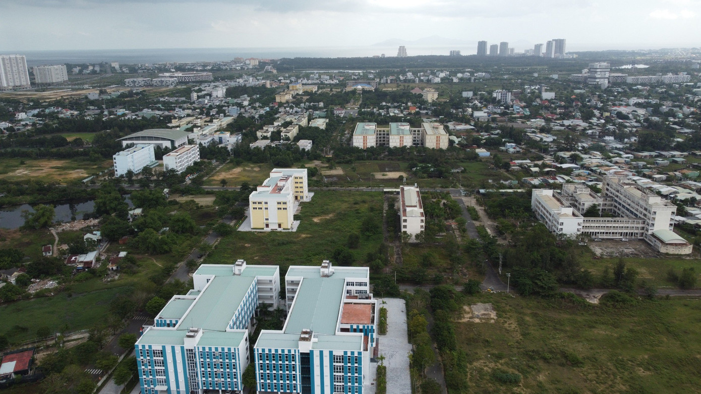 Dự án Làng Đại học Đà Nẵng được chính phủ phê duyệt từ năm 1997 với quy mô gần 300ha. Trong đó, 110 ha thuộc quận địa phận phường Hòa Quý, quận Ngũ Hành Sơn (TP. Đà Nẵng) và khoảng 190 ha ở thuộc thị xã Điện Bàn (tỉnh Quảng Nam).