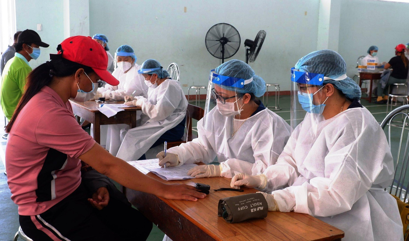 Người dân được lấy thông tin, khám sàng lọc trước khi tiêm tại một điểm tiêm chủng phòng COVID-19 tại phường Nại Hiên Đông (quận Sơn Trà, TP Đà Nẵng).