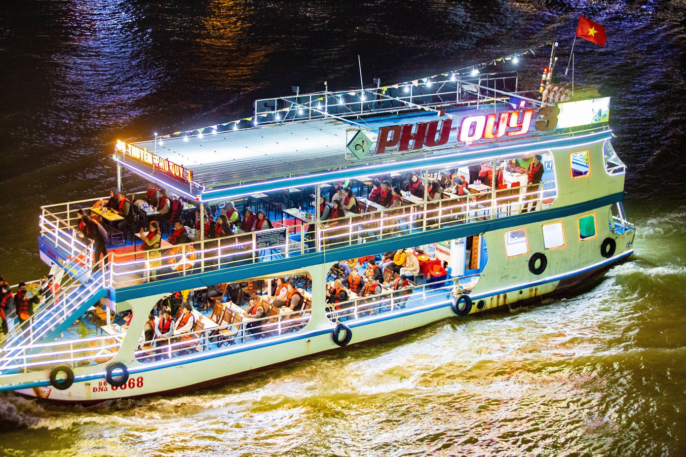 Nhiều du khách và người dân chọn đi du thuyền ngắm sông Hàn trong thời khắc chuyển giao.