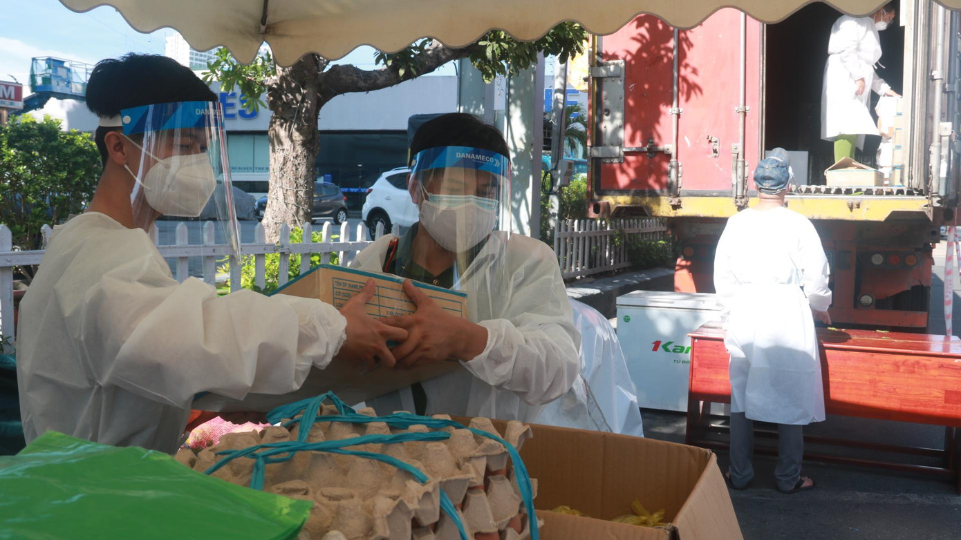 Lực lượng Công an TP Đà Nẵng cung ứng thực phẩm cho người dân những ngày cách ly, phong toả. Lực lượng Công an TP Đà Nẵng cung ứng thực phẩm cho người dân những ngày cách ly, phong toả.