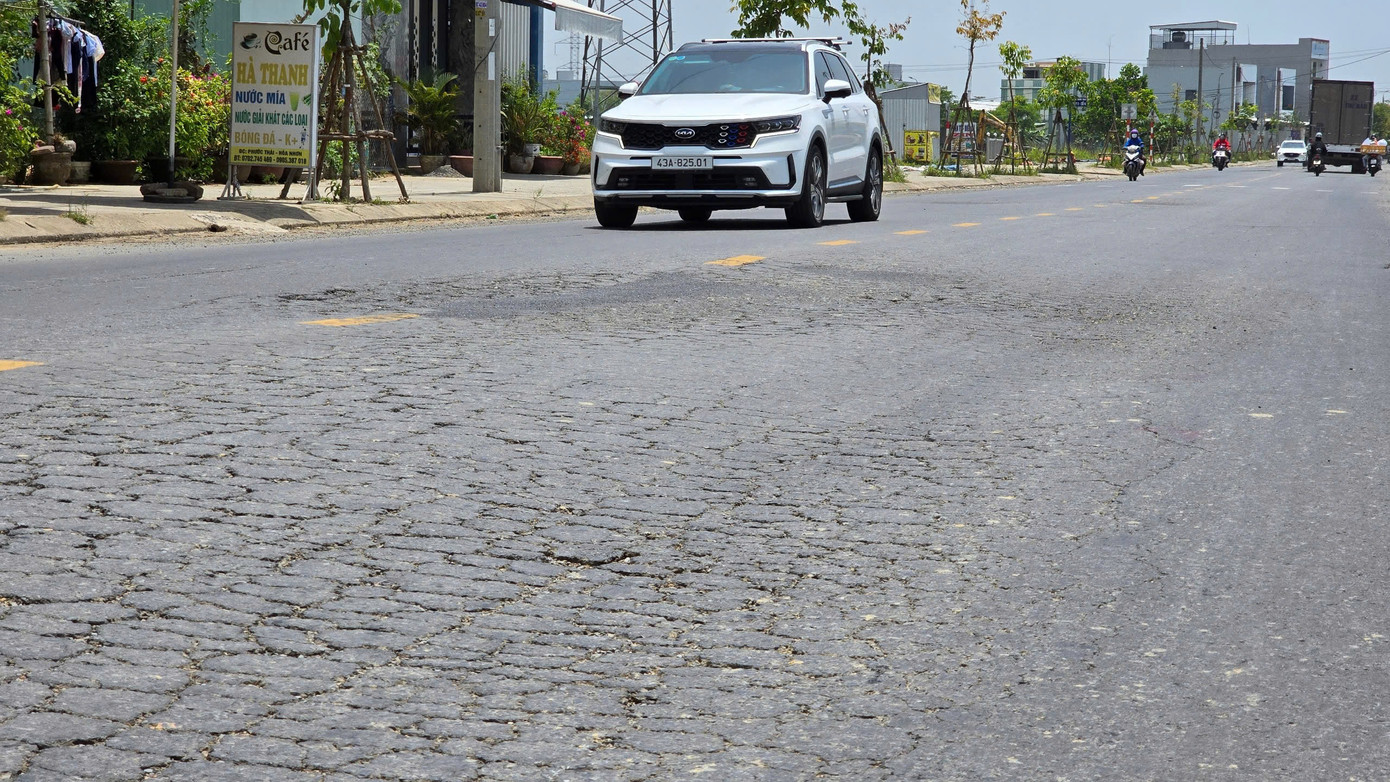 Mặt đường ĐH2 xuống cấp sau hơn 1 năm đưa vào sử dụng. Mặt đường ĐH2 xuống cấp sau hơn 1 năm đưa vào sử dụng.