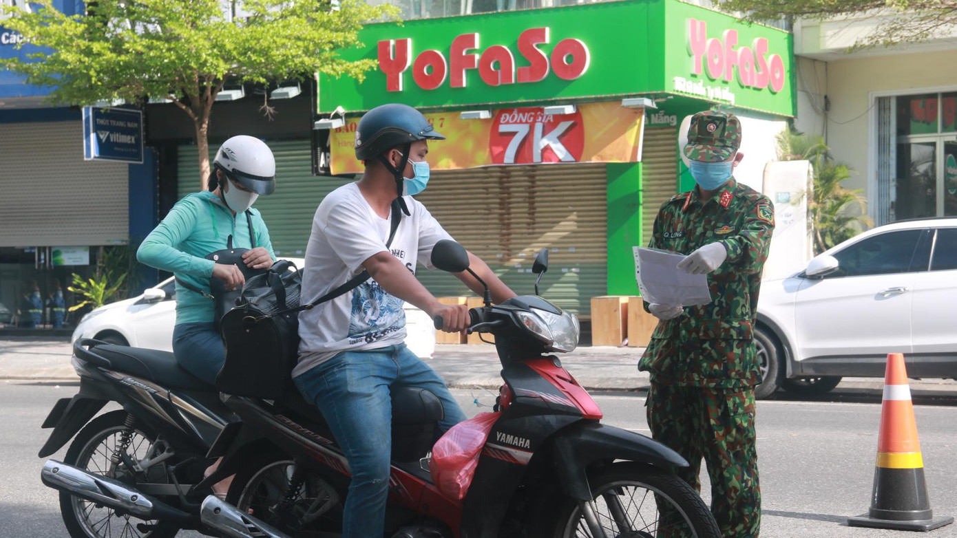 Các cán bộ, công chức, người lao động chuẩn bị đồ đạc để đổi ca thực hiện 10 ngày "3 tại chỗ".