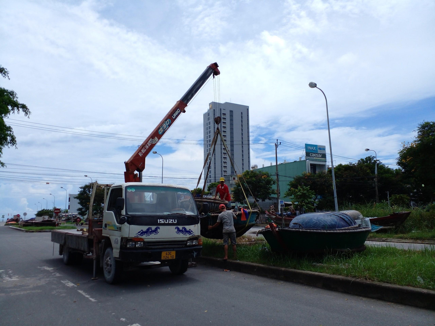 Ngư dân Đà Nẵng khẩn trương cẩu tàu thuyền lên bờ. Ngư dân Đà Nẵng khẩn trương cẩu tàu thuyền lên bờ.