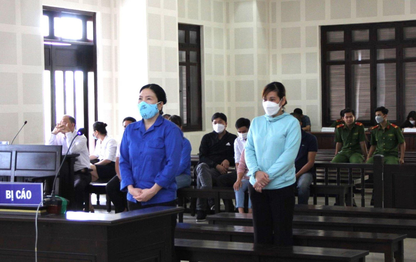 Hai bị cáo Đào Thị Như Lệ (trước) và Dương Thị Ngọc Anh tại phiên toà.