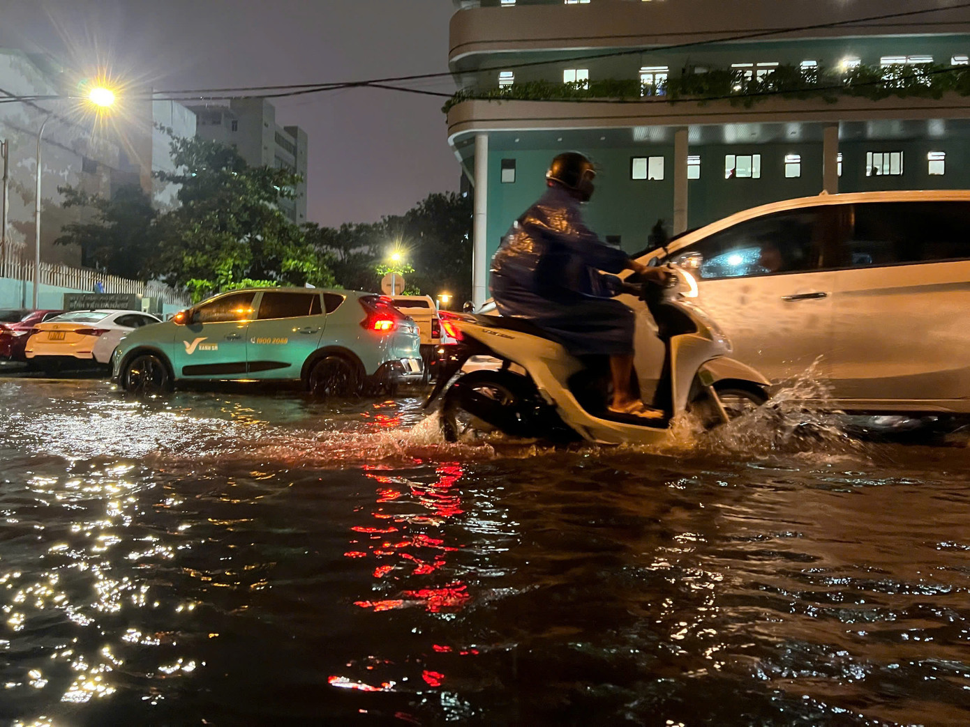 Theo Trung tâm Khí tượng Thủy văn Quốc gia, từ đêm 11/6 đến ngày 13/6, khu vực Bắc Bộ có mưa rào và dông vài nơi; riêng khu vực đồng bằng có mưa rào và dông rải rác. Cùng thời điểm khu vực Bắc Trung Bộ, Trung Trung Bộ và Nam Trung Bộ có mưa rào và dông rải rác, cục bộ có nơi mưa to. Tại Tây Nguyên và Nam Bộ có mưa vừa, mưa to và dông, cục bộ có nơi mưa rất to; riêng phía Nam Tây Nguyên và Nam Bộ từ ngày 12/6 có mưa rào và dông rải rác, cục bộ có nơi mưa to (thời gian mưa tập trung vào chiều tối và tối). Trong mưa dông có thể xảy ra lốc, sét, mưa đá, gió giật mạnh. Theo Trung tâm Khí tượng Thủy văn Quốc gia, từ đêm 11/6 đến ngày 13/6, khu vực Bắc Bộ có mưa rào và dông vài nơi; riêng khu vực đồng bằng có mưa rào và dông rải rác. Cùng thời điểm khu vực Bắc Trung Bộ, Trung Trung Bộ và Nam Trung Bộ có mưa rào và dông rải rác, cục bộ có nơi mưa to. Tại Tây Nguyên và Nam Bộ có mưa vừa, mưa to và dông, cục bộ có nơi mưa rất to; riêng phía Nam Tây Nguyên và Nam Bộ từ ngày 12/6 có mưa rào và dông rải rác, cục bộ có nơi mưa to (thời gian mưa tập trung vào chiều tối và tối). Trong mưa dông có thể xảy ra lốc, sét, mưa đá, gió giật mạnh.