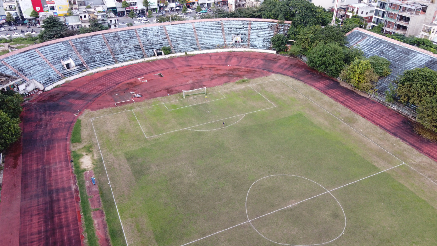 Sân vận động Chi Lăng bỏ hoang giữa trung tâm Đà Nẵng.